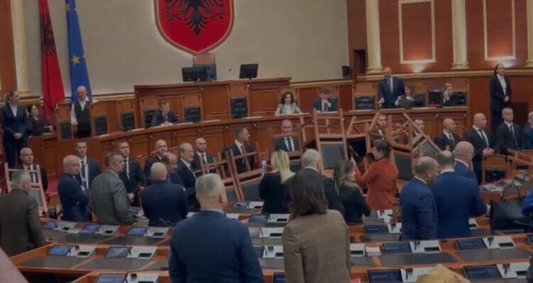 Berisha-Zhupës: S’rrinë dot pa karrige socialistët. Filmoji, filmoji