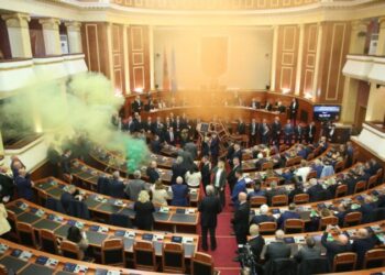 Zjarr dhe flakadanë/ BKH hyn në Kuvend, këqyr sallën e seancave