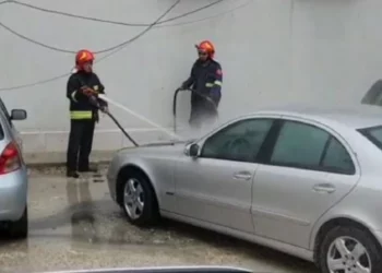 Merr flakë servisi në Elbasan, digjen 2 automjete. Zbulohen shkaqet