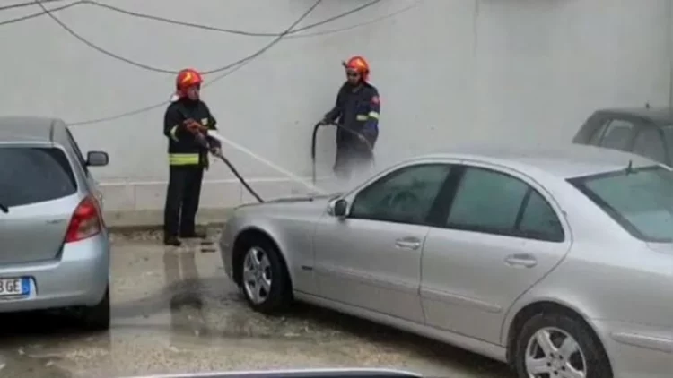 Merr flakë servisi në Elbasan, digjen 2 automjete. Zbulohen shkaqet