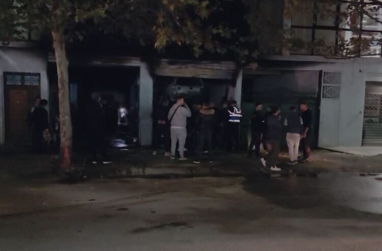 Zjarr në një servis makinash, dyshimet e para