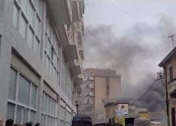 Bie zjarr në një servis makinash pranë sheshit të Flamurit në Vlorë