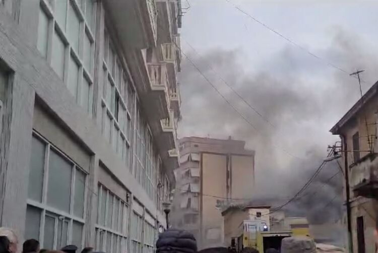 Bie zjarr në një servis makinash pranë sheshit të Flamurit në Vlorë