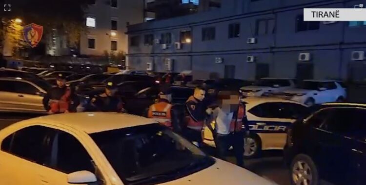 EMRAT/ Kokainë dhe kanabis në lokalet e natës, 8 të arrestuar në Tiranë