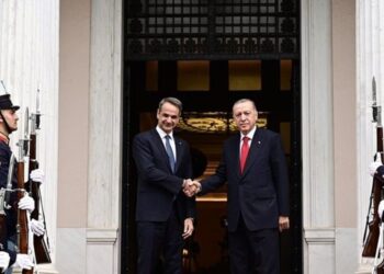 Prapaskenat e takimit Mitsotakis-Erdogan, surpriza me qenin e pallatit/ Ja edhe menyja e drekës