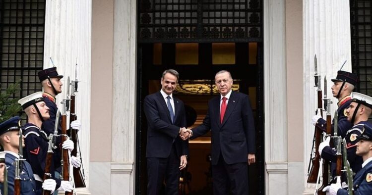 Prapaskenat e takimit Mitsotakis-Erdogan, surpriza me qenin e pallatit/ Ja edhe menyja e drekës