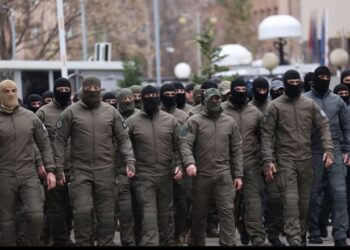 Njësitë Speciale protestojnë para qeverisë në Kosovë, shpalosin…