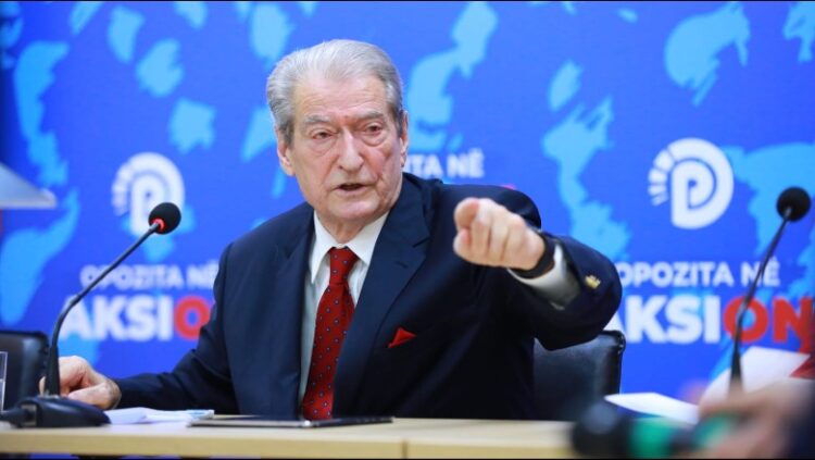 Mblidhet sot Këshilli i Mandateve, opozita proteston para…