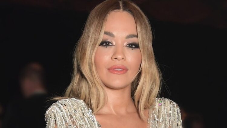 Të gjithë sytë nga Rita Ora, këngëtarja shkëlqen me veshjen e saj