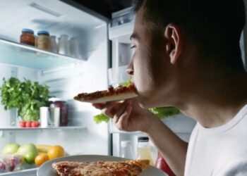 Keni uri gjatë natës? Zbuloni disa nga arsyet shëndetësore pse ndodh