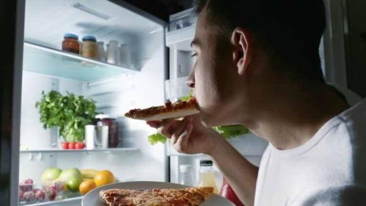 Keni uri gjatë natës? Zbuloni disa nga arsyet shëndetësore pse ndodh