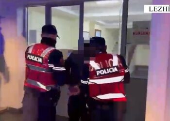 Tentoi fshihte çantën me drogë, arrestohet 25 vjeçari në Kurbin