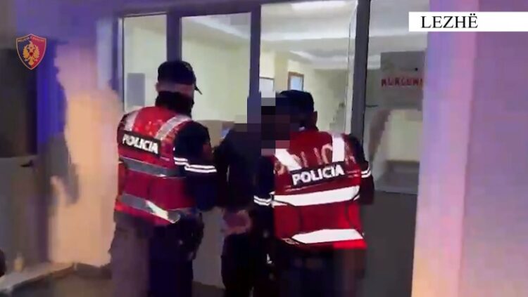 Tentoi fshihte çantën me drogë, arrestohet 25 vjeçari në Kurbin