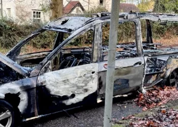 Makina e funeralit shkrumbohet nga flakët