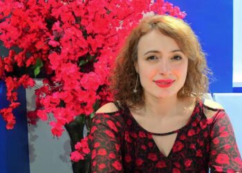 Trondit mësuesja: Nxënësit po theren me thika nga mediat sociale