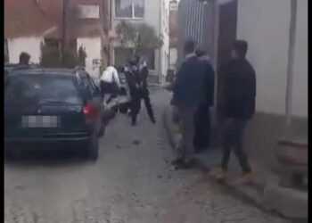 Sherr masiv me thika në kryeqytet, ka të plagosur!