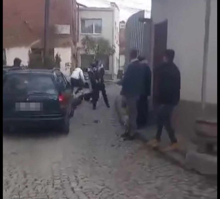 Sherr masiv me thika në kryeqytet, ka të plagosur!