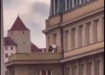 VIDEO/ Studentët e Pragës hidhen nga ballkoni për t’iu ikur plumbave