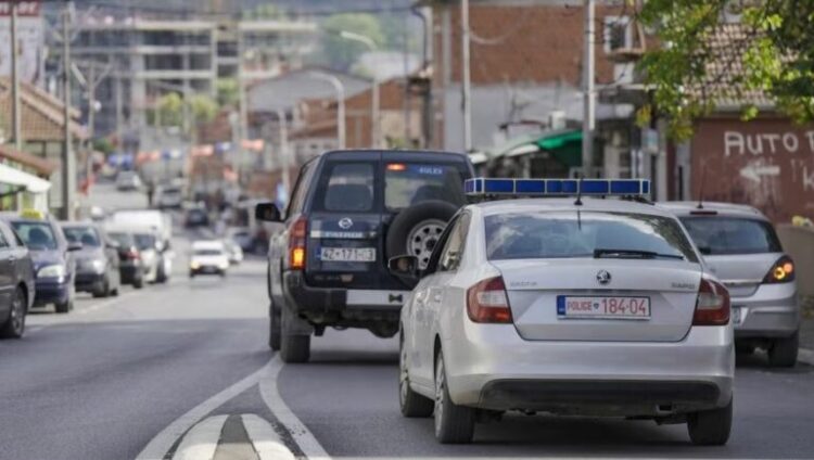 Policia kosovare konfiskon në veri, tela gjemborë, dhe municione