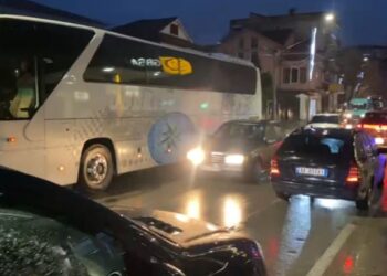 Aksident zinxhir në Pogradec/ Përfshihet një autobus dhe dy makina