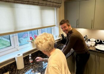 David Beckham publikon momentet e rralla me nënën e tij (Foto)