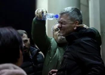Përleshjet e dhunshme në Beograd, disa policë të plagosur rëndë. Arrestohen 35 protestues (FOTO)
