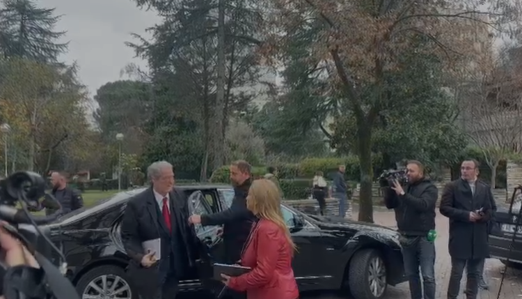 Pas kërkesës së SPAK, Berisha shkon në mbledhjen e grupit me…