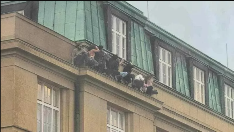 Sulmi në universitetin e Pragës, 11 të vdekur studentët fshihen në…