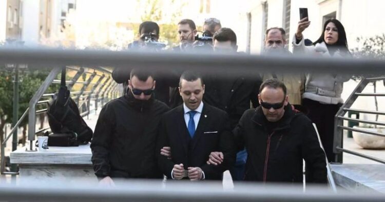 Themeluesi i “Agimit të Artë” me pranga betohet në bashkinë e Athinës