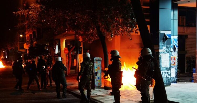 Athina e Selaniku në flakë, demostruesit përplasen me policinë/ Ç’po ndodh