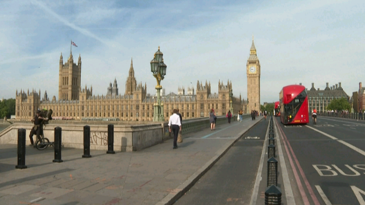 “Kush kthehet për Krishtlindje, t’i ‘fshihet’ azili!”, ç’ndodh me emigrantët në Britani?