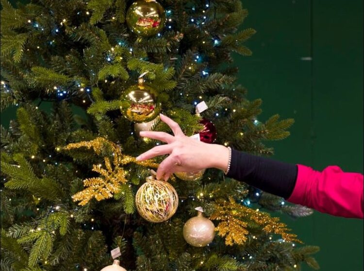 Si të dekoroni pemën e Krishtlindjes? Ja si mund ta bëni të duket mahnitëse