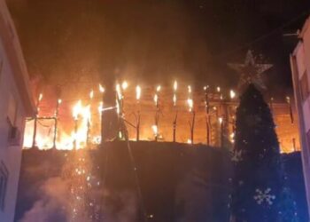 Del jashtë kontrollit zjarri në Lushnje, evakuohen banorët e godinave