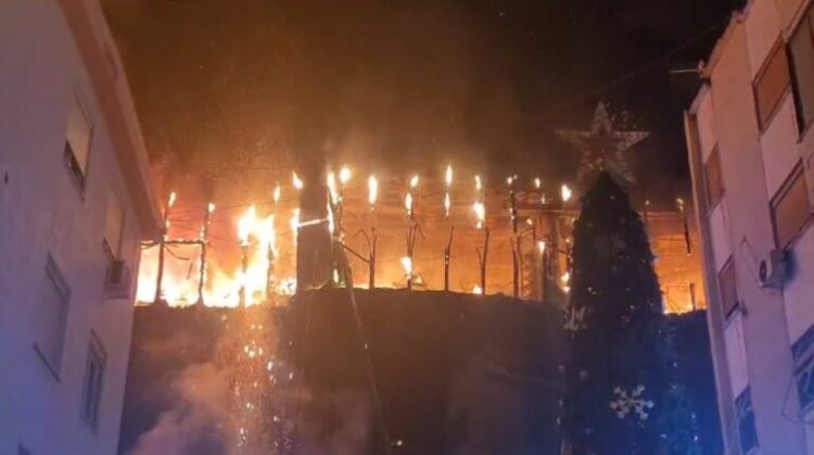 Del jashtë kontrollit zjarri në Lushnje, evakuohen banorët e godinave