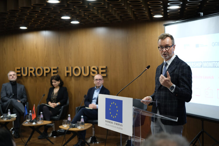 Studimi: Ndikimi i politikës tek media deformon politikat editoriale