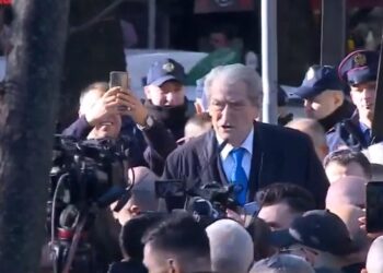 Berisha i bashkohet protestës para Gjykatës së Lartë