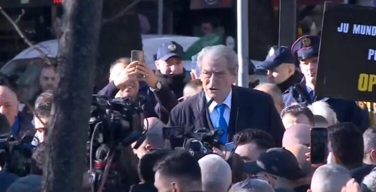 Berisha i bashkohet protestës para Gjykatës së Lartë