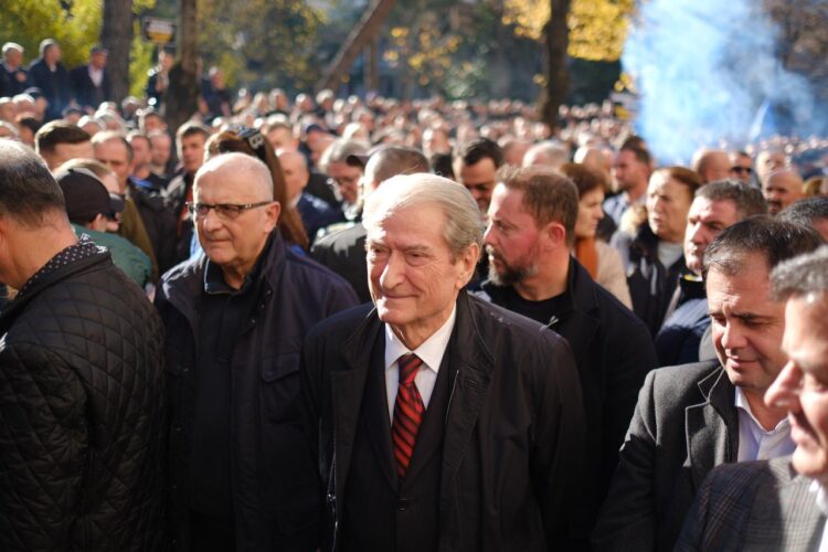 Opozita hedh tymuese jashtë ambienteve të Kryesisë së Kuvendit