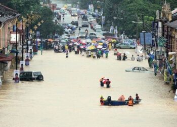 Përmbytjet zhvendosin mijëra njerëz në Malajzi, Tajlandë dhe Australi