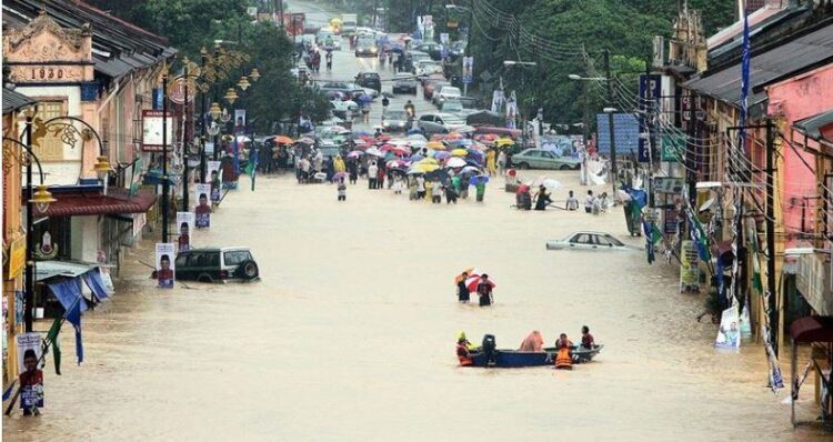 Përmbytjet zhvendosin mijëra njerëz në Malajzi, Tajlandë dhe Australi