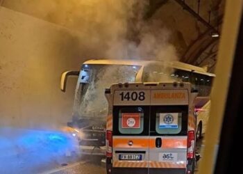 Ambulanca përplaset me autobusin, 4 viktima