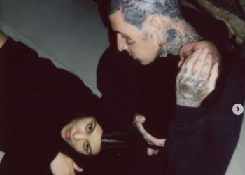 Kourtney Kardashian dhe Travis Barker postojnë foto me djalin e tyre