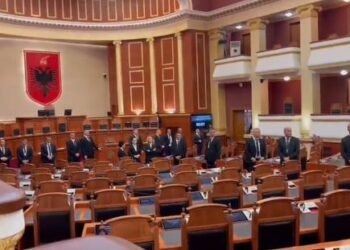 Bardhi publikon pamje: Ky nuk është parlament, por salla e Gardës