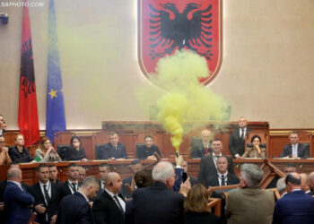 Kaosi në Kuvend, përjashtohen 7 deputetë të opozitës