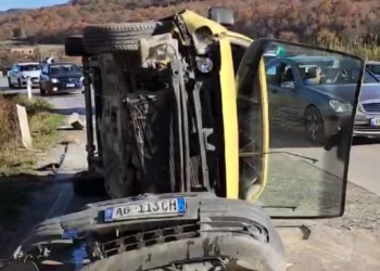 Makina del nga rruga dhe përmbyset