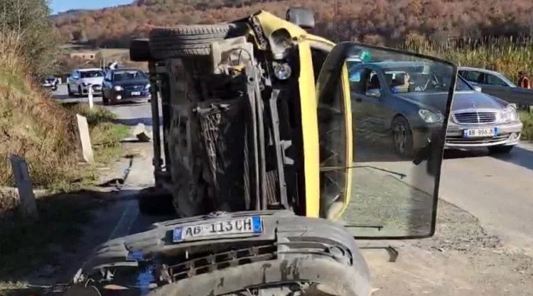 Makina del nga rruga dhe përmbyset