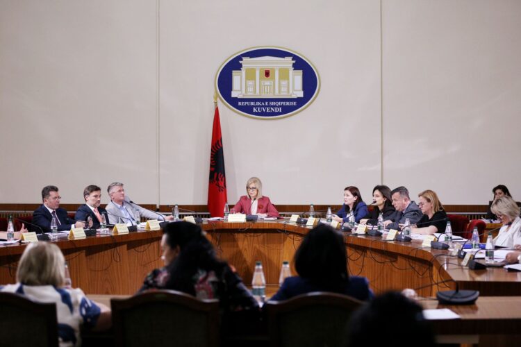 Pa audio dhe opozitën, si i mbylli PS dyert e komisioneve parlamentare