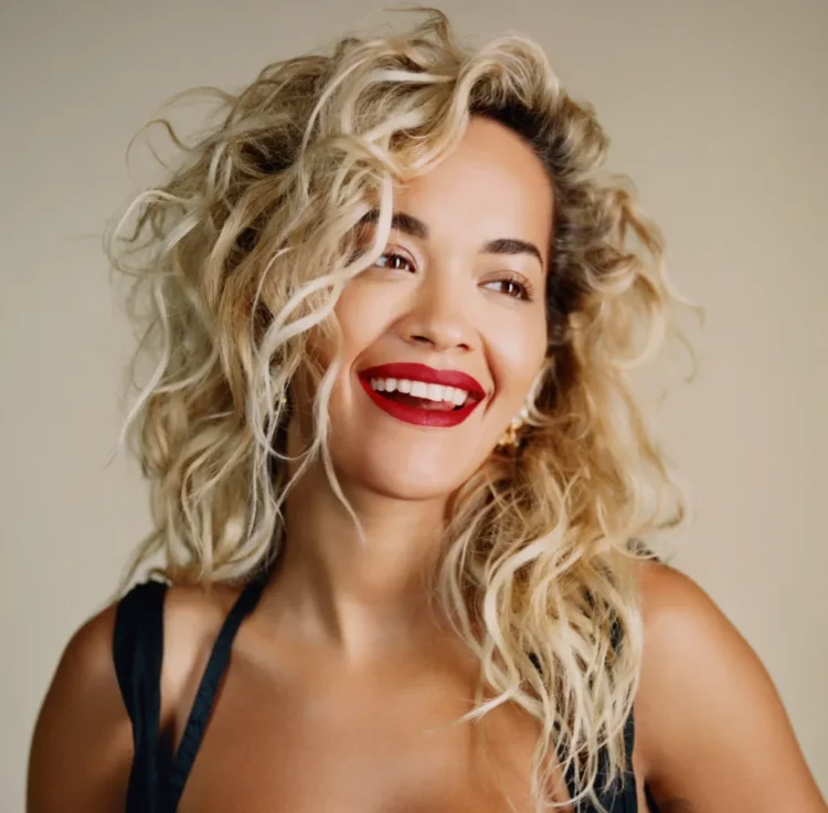 Rita Ora do performojë në një event madhështor të Vitit të Ri