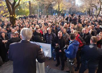 Berisha njofton protestë përpara Gjykatës së Lartë: Ky është fillimi