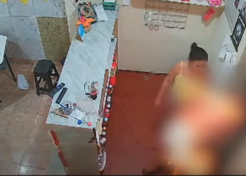 Gruaja djeg të gjallë burrin, pamje të rënda (VIDEO)